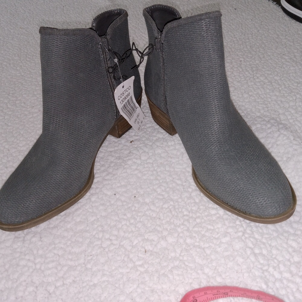 Kensie NWT Dark Gray “Gerona” Perforated Leather Ankle Boots size 7